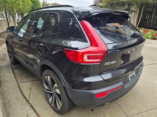 2024 Volvo XC40 B5 Plus Dark Theme
