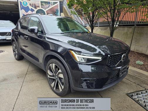 2024 Volvo XC40 B5 Plus Dark Theme