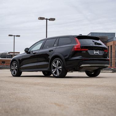 2025 Volvo V60 Cross Country B5 Plus
