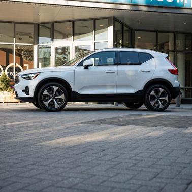 2024 Volvo XC40 B5 Plus Bright Theme