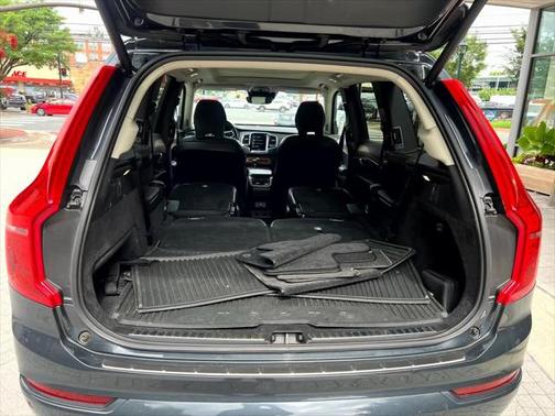 2022 Volvo XC90 T6 Momentum
