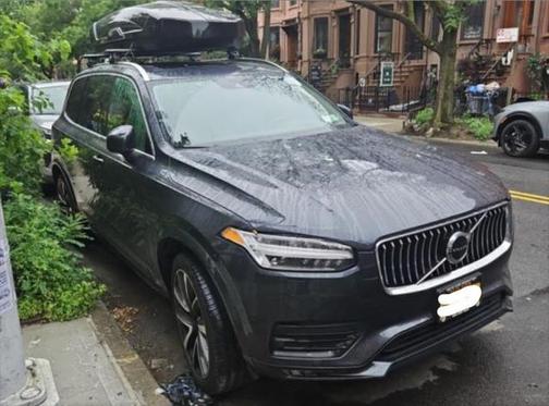 2022 Volvo XC90 T6 Momentum