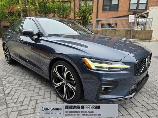 2024 Volvo S60 B5 Plus Dark Theme