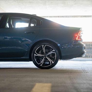 2024 Volvo S60 B5 Plus Dark Theme