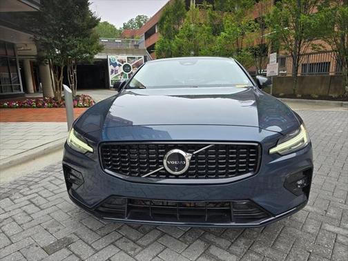2024 Volvo S60 B5 Plus Dark Theme