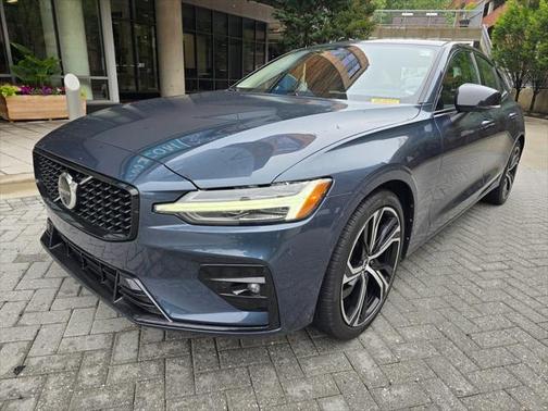 2024 Volvo S60 B5 Plus Dark Theme