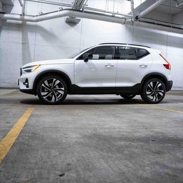 2025 Volvo XC40 B5 Plus Dark Theme