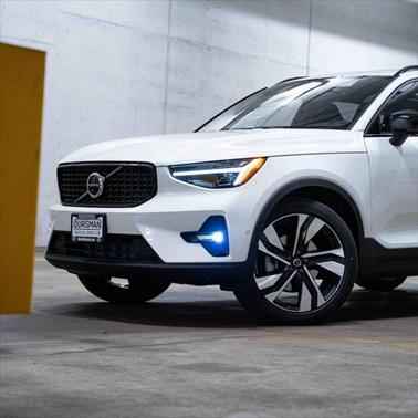 2025 Volvo XC40 B5 Plus Dark Theme