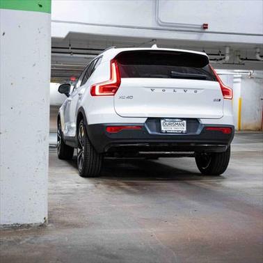 2025 Volvo XC40 B5 Plus Dark Theme
