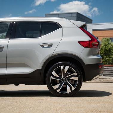 2025 Volvo XC40 B5 Ultra Bright Theme
