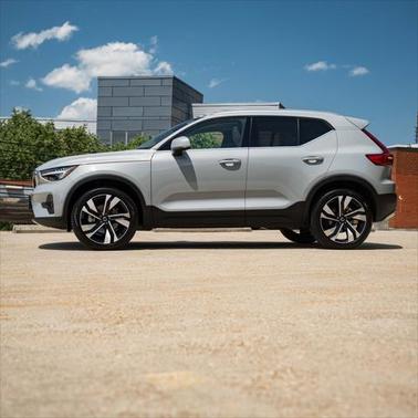 2025 Volvo XC40 B5 Ultra Bright Theme