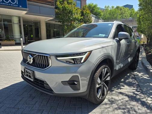 2025 Volvo XC40 B5 Ultra Bright Theme