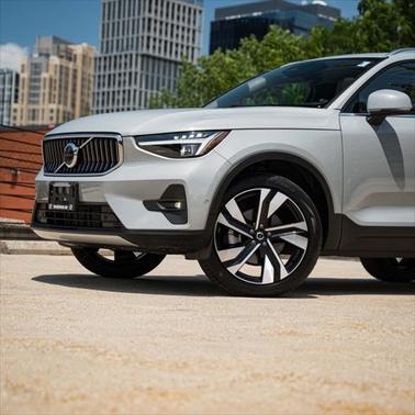 2025 Volvo XC40 B5 Ultra Bright Theme
