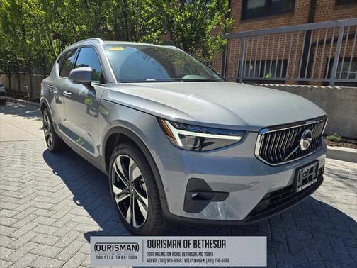 2025 Volvo XC40 B5 Ultra Bright Theme
