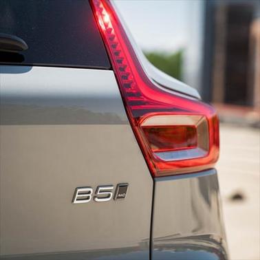2025 Volvo XC40 B5 Ultra Bright Theme