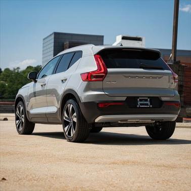 2025 Volvo XC40 B5 Ultra Bright Theme