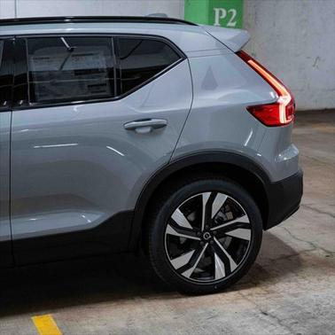 2025 Volvo XC40 B5 Ultra Dark Theme