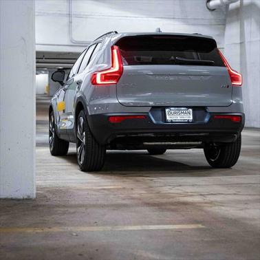 2025 Volvo XC40 B5 Ultra Dark Theme
