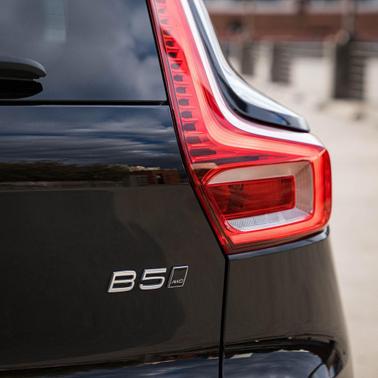 2025 Volvo XC40 B5 Plus Dark Theme