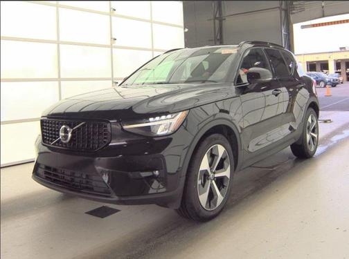 2025 Volvo XC40 B5 Plus Dark Theme