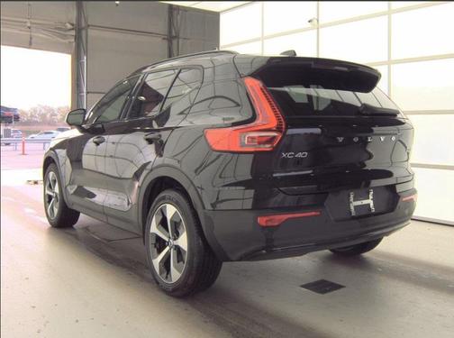 2025 Volvo XC40 B5 Plus Dark Theme