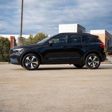 2025 Volvo XC40 B5 Plus Dark Theme