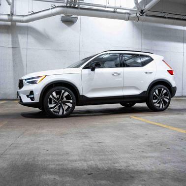 2026 Volvo XC40 Ultra, B5 AWD Gas (mild hybrid), Dark