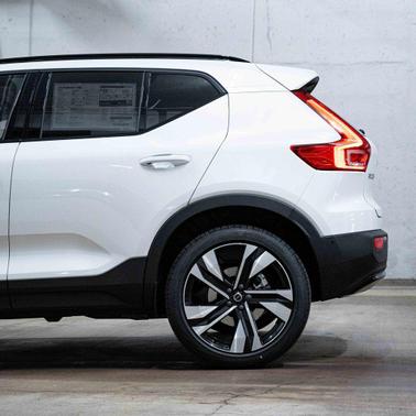 2026 Volvo XC40 Ultra, B5 AWD Gas (mild hybrid), Dark
