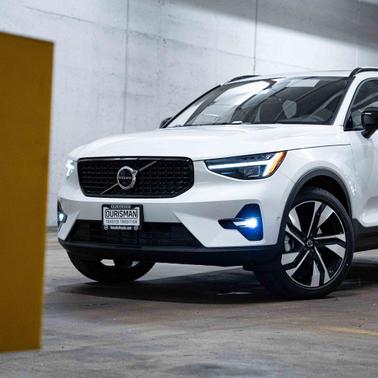 2026 Volvo XC40 Ultra, B5 AWD Gas (mild hybrid), Dark