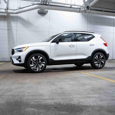 2026 Volvo XC40 Ultra, B5 AWD Gas (mild hybrid), Dark