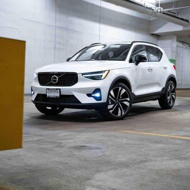 2026 Volvo XC40 Ultra, B5 AWD Gas (mild hybrid), Dark