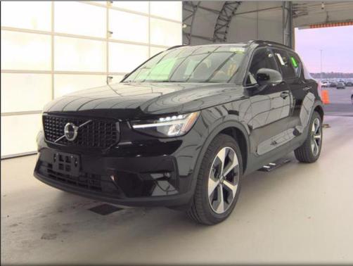2025 Volvo XC40 B5 Plus Dark Theme