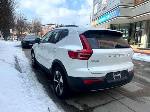 2025 Volvo XC40 B5 Plus Dark Theme