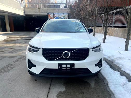 2025 Volvo XC40 B5 Plus Dark Theme