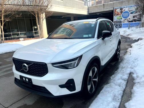 2025 Volvo XC40 B5 Plus Dark Theme