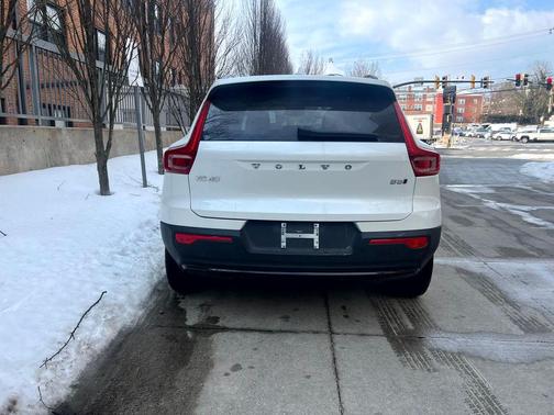 2025 Volvo XC40 B5 Plus Dark Theme