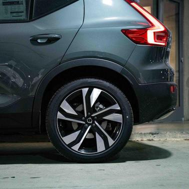 2026 Volvo XC40 Ultra, B5 AWD Gas (mild hybrid), Dark