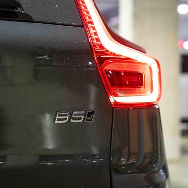 2026 Volvo XC40 Ultra, B5 AWD Gas (mild hybrid), Dark