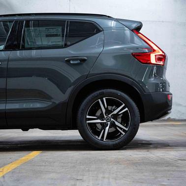 2026 Volvo XC40 Core, B5 AWD Gas (mild hybrid), Dark