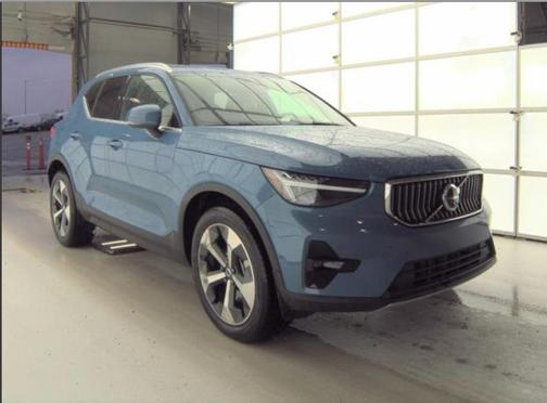 2025 Volvo XC40 B5 Plus Bright Theme