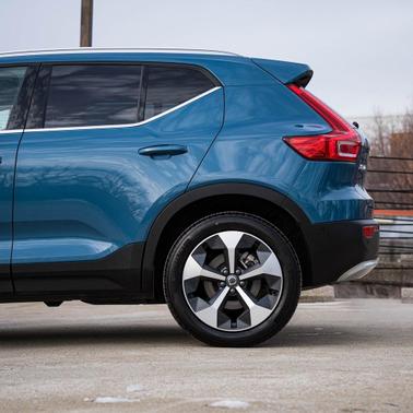 2025 Volvo XC40 B5 Plus Bright Theme