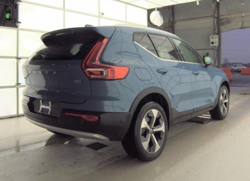 2025 Volvo XC40 B5 Plus Bright Theme