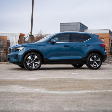 2025 Volvo XC40 B5 Plus Bright Theme