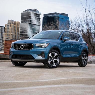 2025 Volvo XC40 B5 Plus Bright Theme