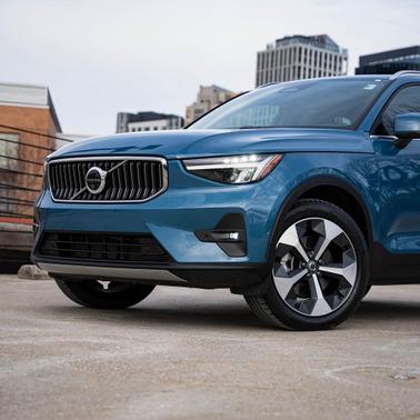 2025 Volvo XC40 B5 Plus Bright Theme