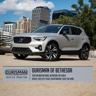 2025 Volvo XC40 B5 Plus Dark Theme