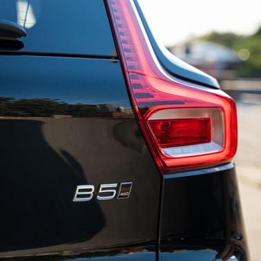 2025 Volvo XC40 B5 Core Bright Theme