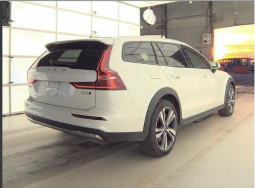 2025 Volvo V60 Cross Country Plus, B5 AWD Gas (mild hybrid)