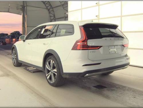 2025 Volvo V60 Cross Country Plus, B5 AWD Gas (mild hybrid)