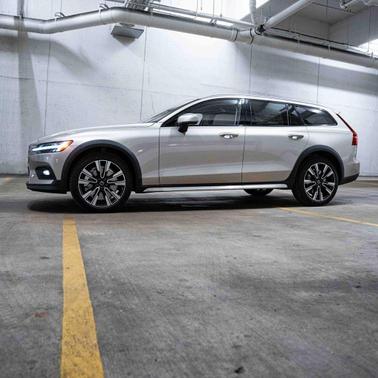2025 Volvo V60 Cross Country B5 Ultra